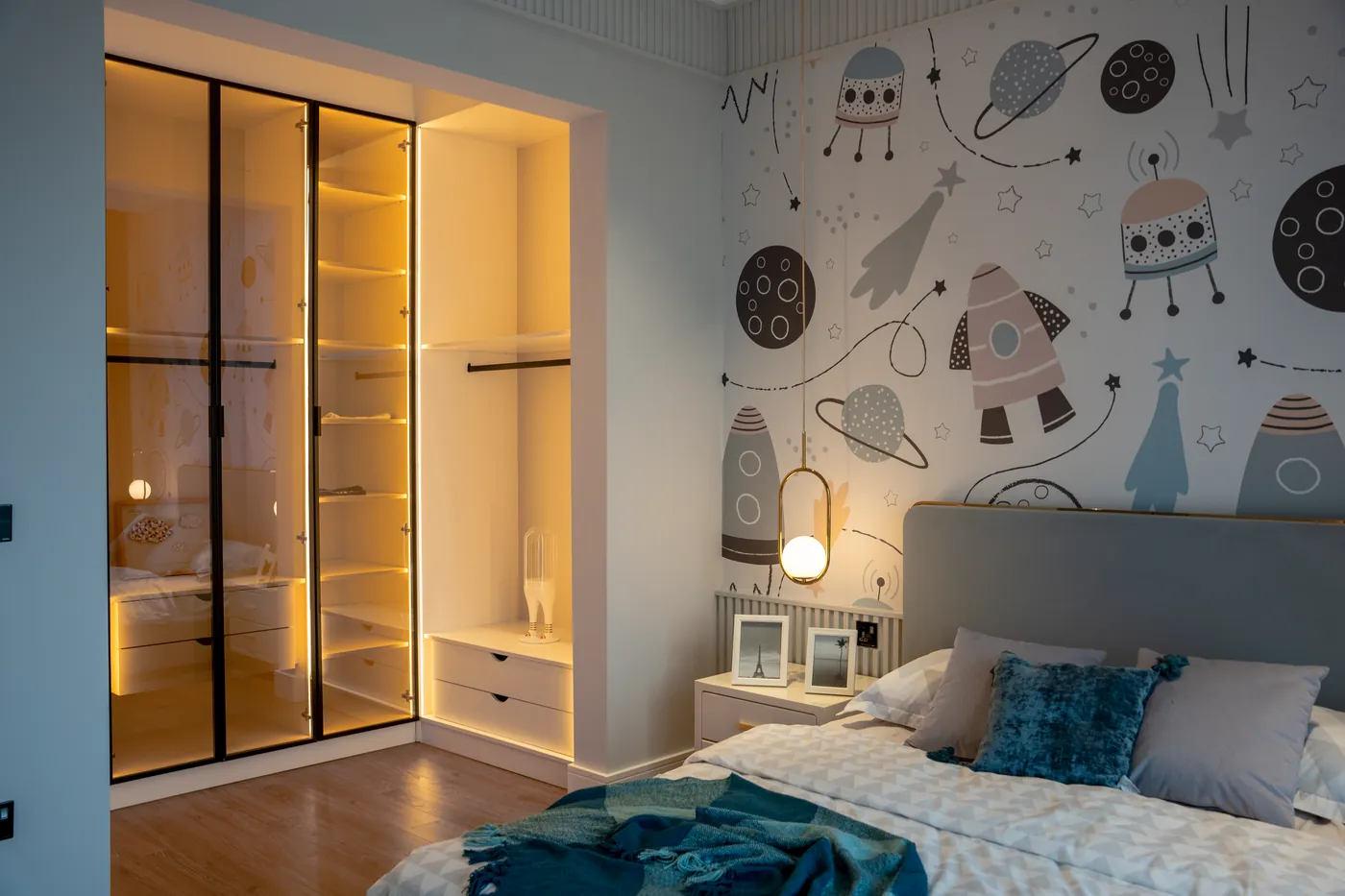 Dětská ložnice s vesmírnou tapetou a designovým osvětlením