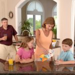 family-drinking-orange-juice-619144_960_720